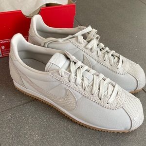 New in box size 9 Emma classic Cortez SE